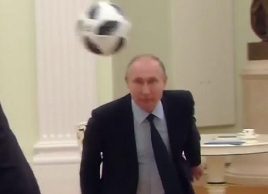 Putin, priceput şi la fotbal! Liderul rus a schimbat câteva pase cu preşedintele Fifa, într-una din sălile de la Kremlin