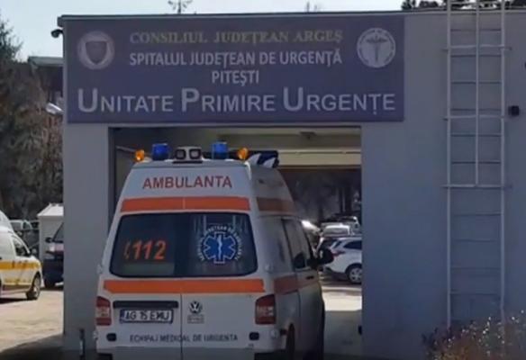 Înjunghiată de soţul care apoi a vrut să se sinucidă, o femeie a fost uitată de ambulanţă în curtea casei. Cu salvarea a plecat agresorul