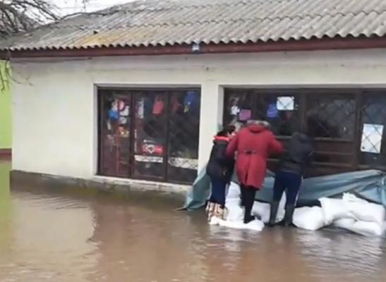 Cod portocaliu de inundaţii în Teleorman și Prahova. Zeci de gospodării şi hectare de teren au fost inundate