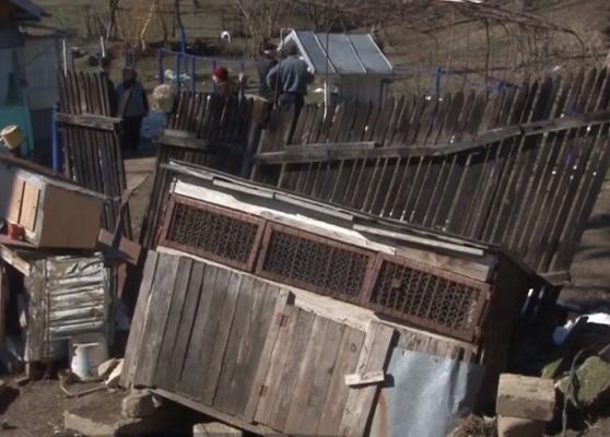 Pământul a luat-o la vale la marginea unui oraş din Prahova!