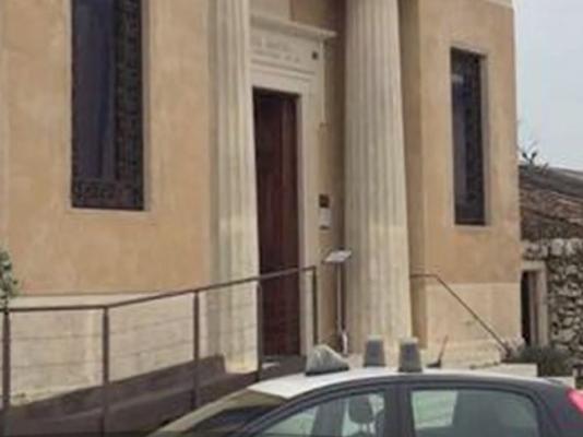 O româncă şi un cetăţean din republica Moldova, arestaţi în Italia, după ce au furat bani din cutia milei