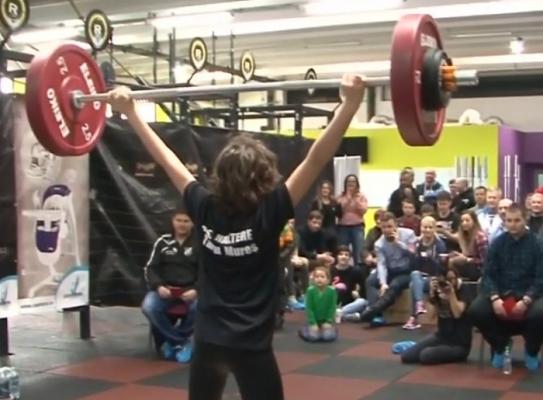 Peste 20 de copii din Mureş şi Bistriţa au participat la prima competiţie de haltere la categoria cadeţi