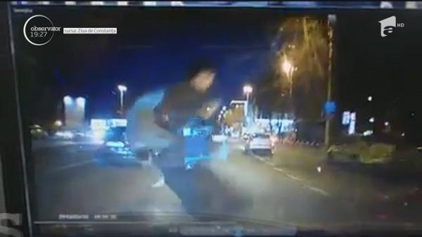 Tânăr grăbit, spulberat de o mașină în Constanța, când a traversat neregulamentar