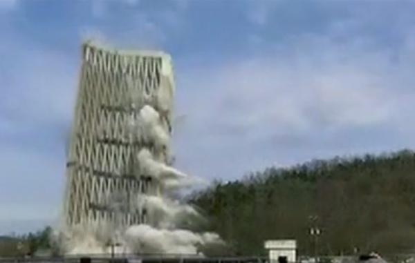 Cea mai înaltă clădire dintr-un oraş din SUA a fost demolată printr-o explozie controlată!