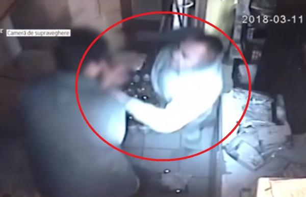 O vânzătoare din Arad a fost atacată cu un cuţit, de un individ care a intrat să jefuiască magazinul în care lucra