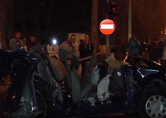 Şoferul care a intrat în coloana de maşini oprită la semafor şi a omorât o femeie era atât de beat încât medicii l-au sedat