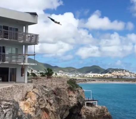 Un tânăr a sărit de pe terasa unui hotel din Caraibe, sub ochii îngroziți ai turiștilor (Video)