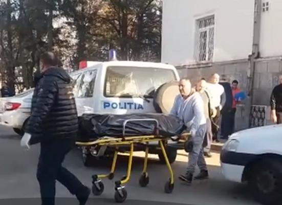 Tânărul abandonat mort pe trotuar la Piteşti putea fi salvat, dacă prietenii nu îl aruncau din maşină, ci îl duceau la spital