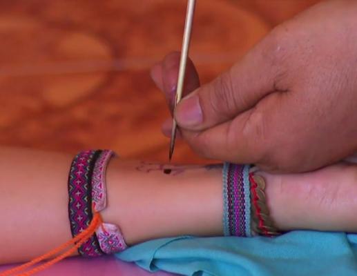 Vedetele din ”Asia Express”, nevoite să se tatueze într-un templu budist