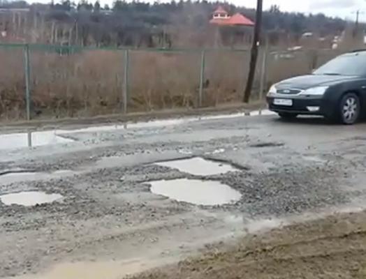 Şoferii, disperaţi din cauza gropilor de pe șosele!