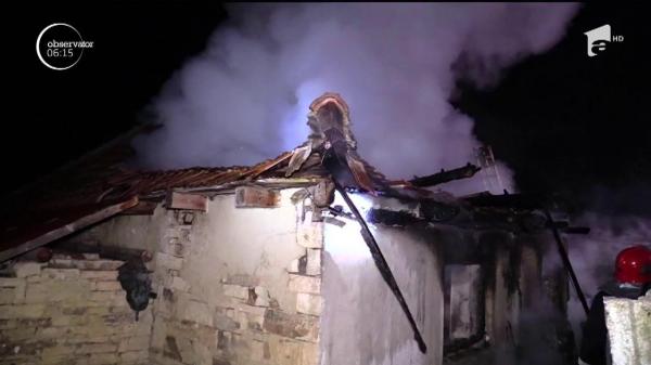 Incendiu violent la o casă din Aluniş. judeţul Cluj. Proprietarul s-a salvat în ultimul moment din flăcările uriaşe