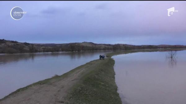 Furia apelor continuă să facă ravagii. Viitura de pe Olt ameninţă o comună din Braşov