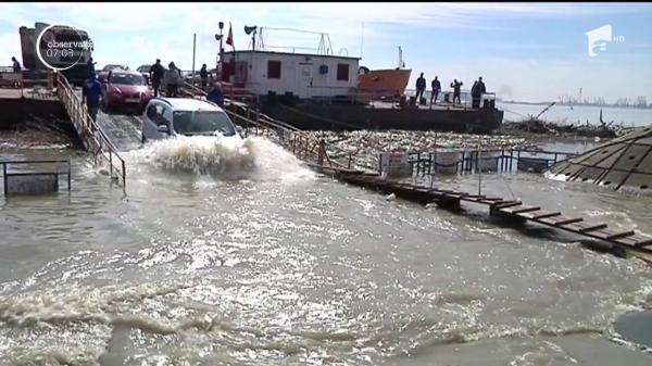 Trecerea cu bacul pe Dunăre, blocată mai multe ore din cauza debitului crescut al fluviului