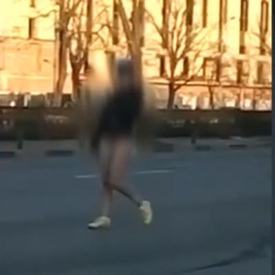 Reacția medicilor la apariția unei tinere dezbrăcate, în fața Spitalului Universitar din București