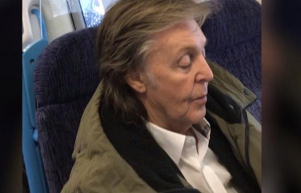 Paul McCartney, filmat călătorind cu trenul, la clasa economică