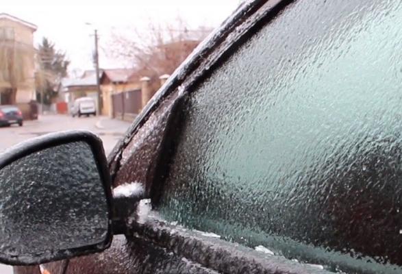 Trenuri şi curse aeriene amânate, accidente rutiere şi drumuri închise. Ploaia înghețată a paralizat sudul țării!