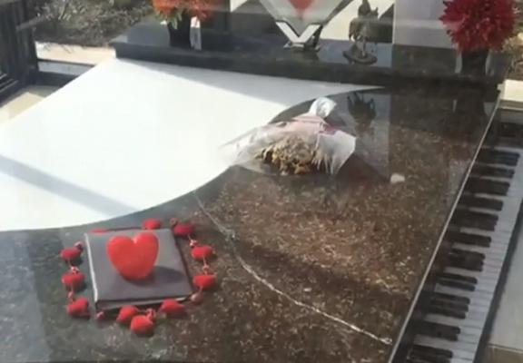 Cavouri cu panouri solare şi pietre funerare sculptate în formă de pian