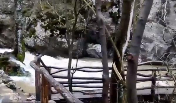 Una dintre atracţiile turistice celebre ale României, Cascada Bigăr e ameninţată de vremea rea din ultima perioadă