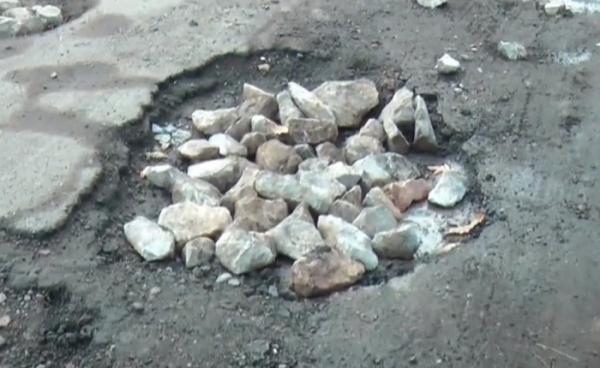 Drumarii asfaltează cu pal şi cuie un pod de pe centura din Târgovişte! Lucrările costă 70 de milioane de lei