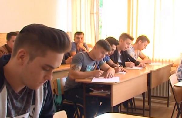 Emoții mari pentru sute de mii de liceeni. Au susţinut simularea primei probe scrise a Bacalaureatului