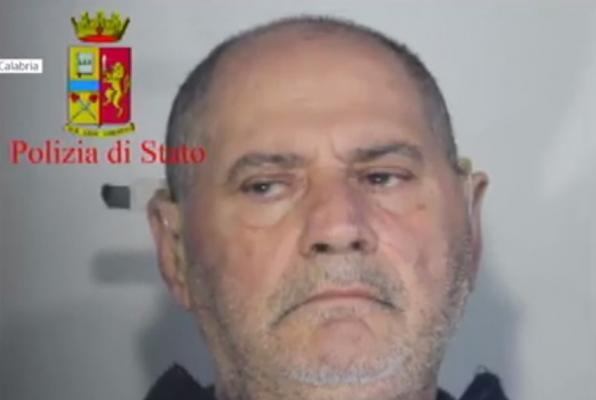 Români la un pas să ardă de vii în Italia, după ce casa în care se aflau a fost incendiată de un mafiot