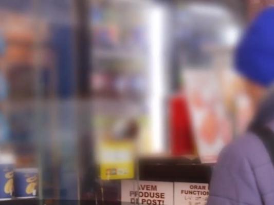 Comercianţii din jurul şcolilor nu se feresc să vândă elevilor produse care nu ar trebui să fie oferite acestora