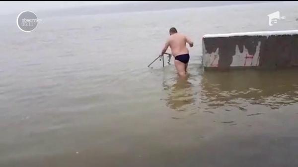 Baie în apele reci ca gheaţa ale Dunării, la Hârşova