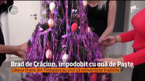 Bradul de Crăciun, împodobit cu ouă de Paşte