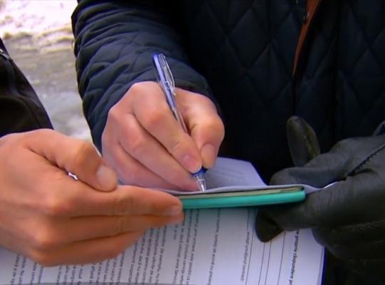 Experiment Observator: românii semnează ca primarul, fără să citească înainte actele