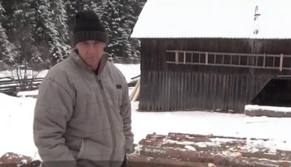 Hoț de lemne ajutat cu bani chiar de polițistul care l-a prins! Explicaţia omului legii