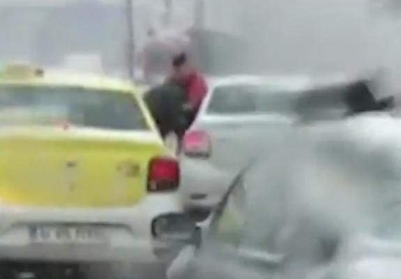 Ninsoarea a încins şi spiritele în trafic. În Iaşi, un şofer a sărit cu pumnul la un altul pentru că nu i-a acordat prioritate