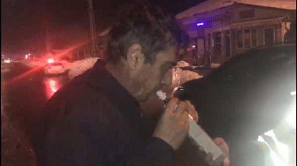 Poliţist băut din Teleorman a lovit cu maşina un autobuz. Apoi a încercat să păcălească etilotestul