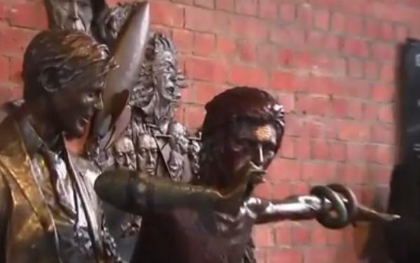 Prima statuie dedicată legendarului muzician David Bowie a fost dezvelită într-un orăşel din Anglia