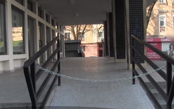 Rampă de acces pentru persoanele cu handicap locomotor, blocată cu un lanţ şi două lacăte