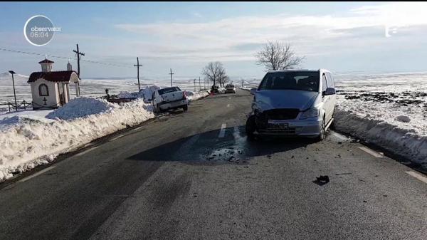 Panică pe o şosea din Tulcea! Un autoturism a intrat într-un microbuz cu opt pasageri