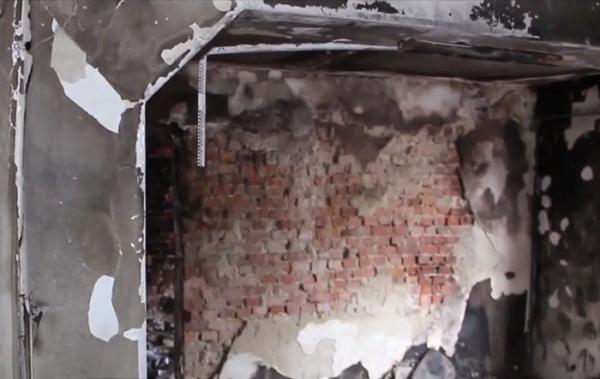 Blocul din Buzău care a fost zguduit de explozie arată ca după război. Locatarii n-au nici energie electrică