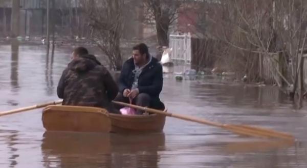 Topirea zăpezii a crescut nivelul apelor. Cinci judeţe din sudul ţării au intrat sub cod portocaliu de inundaţii