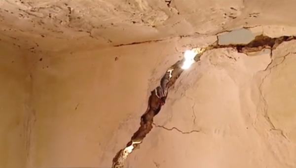 Casele mai multor familii din Dâmboviţa, în pericol să fie înghiţite de pământ