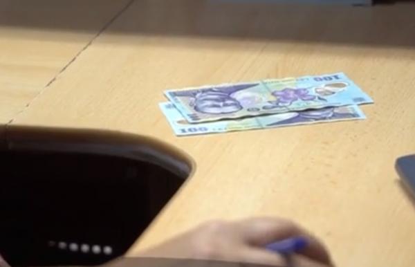 Bugetarii nu-şi vor mai primi salariile în avans, ca să aibă bani de Paşte