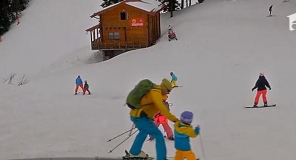 Weekendul de Florii a scos românii pe pârtii. În Poiana Braşov, astăzi au fost 14 grade şi s-a schiat