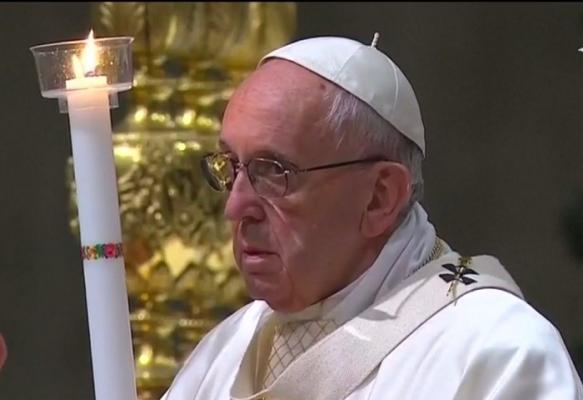 Papa Francisc a botezat un nigerian în timpul slujbei de la Vatican din Noaptea de Înviere