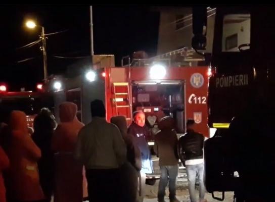 Casă cuprinsă de flăcări, la Buzău. Un copil de 10 ani şi trei adulţi, salvați de vecini de la moarte sigură