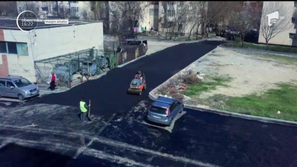 Doreii lovesc din nou! Au turnat asfalt într-o parcare din Craiova, dar numai în jurul maşinilor