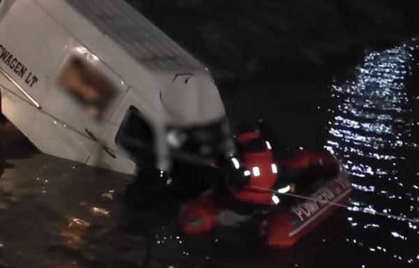 Cei nouă bărbaţi înecaţi în râul Bistriţa nu au avut vreo şansă să se salveze. Duba în care s-au scufundat nu avea geamuri