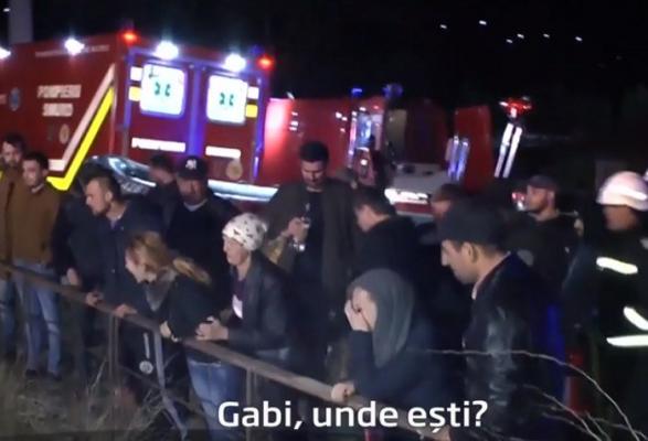 Imagini teribile de la locul accidentului din Neamţ. Însărcinată, soţia şoferului dubei în care au murit înecaţi 9 oameni l-a strigat continuu de pe mal
