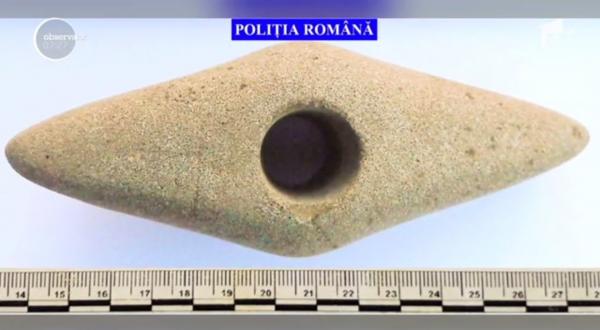 Un bărbat din Argeş a descoperit o unealtă veche de mii de ani pe care a pus-o la loc de cinste în grajd