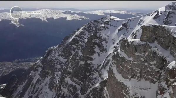 Iarnă în toată regula pe Platoul Bucegilor. Crestele munţilor sunt încă acoperite de un strat gros de zăpadă