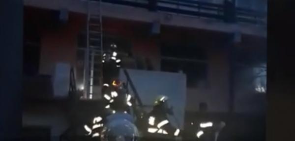 Clipe de groază pentru turiştii unui hotel din Gorj. Un incendiu puternic a cuprins clădirea