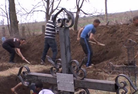 Povestea celor nouă bărbaţi morţi în dubă e povestea a mii de români care nu au unde munci şi pleacă de acasă pentru câţiva bani