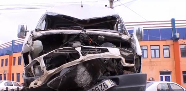 Ipoteză şocantă în cazul tragediei de la Viişoara! Roata microbuzului cu muncitori s-ar fi desprins în mers